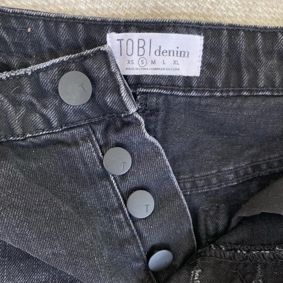 BLACK DISTRESSED DENIM MINI SKIRT - Picture 3 of 3